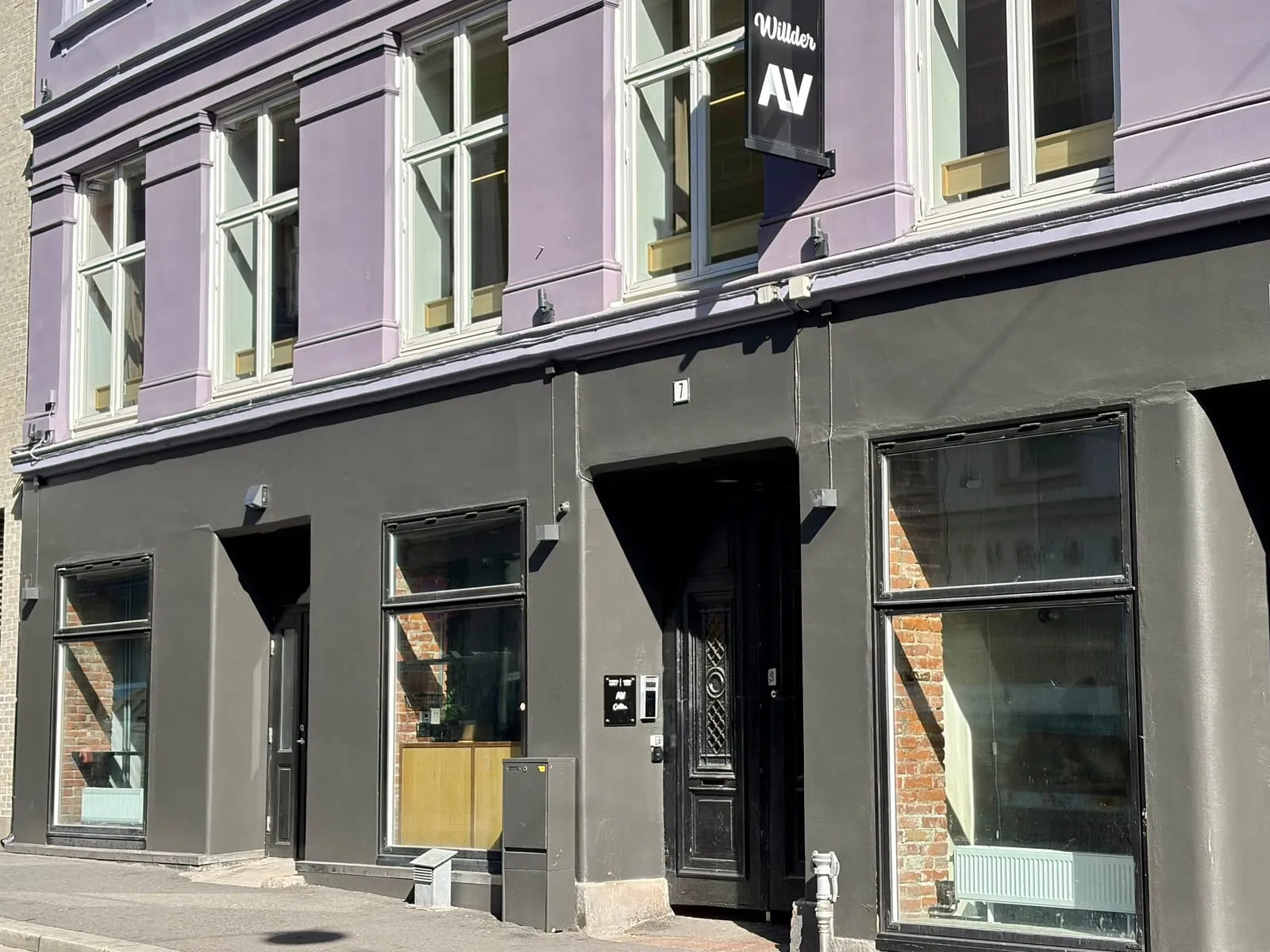 Inngangen til Pløens gate 7: den svarte døren under Alv-skiltet, med ringeklokken til venstre.